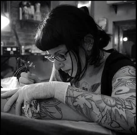 Esecuzione del tatuaggio in studio